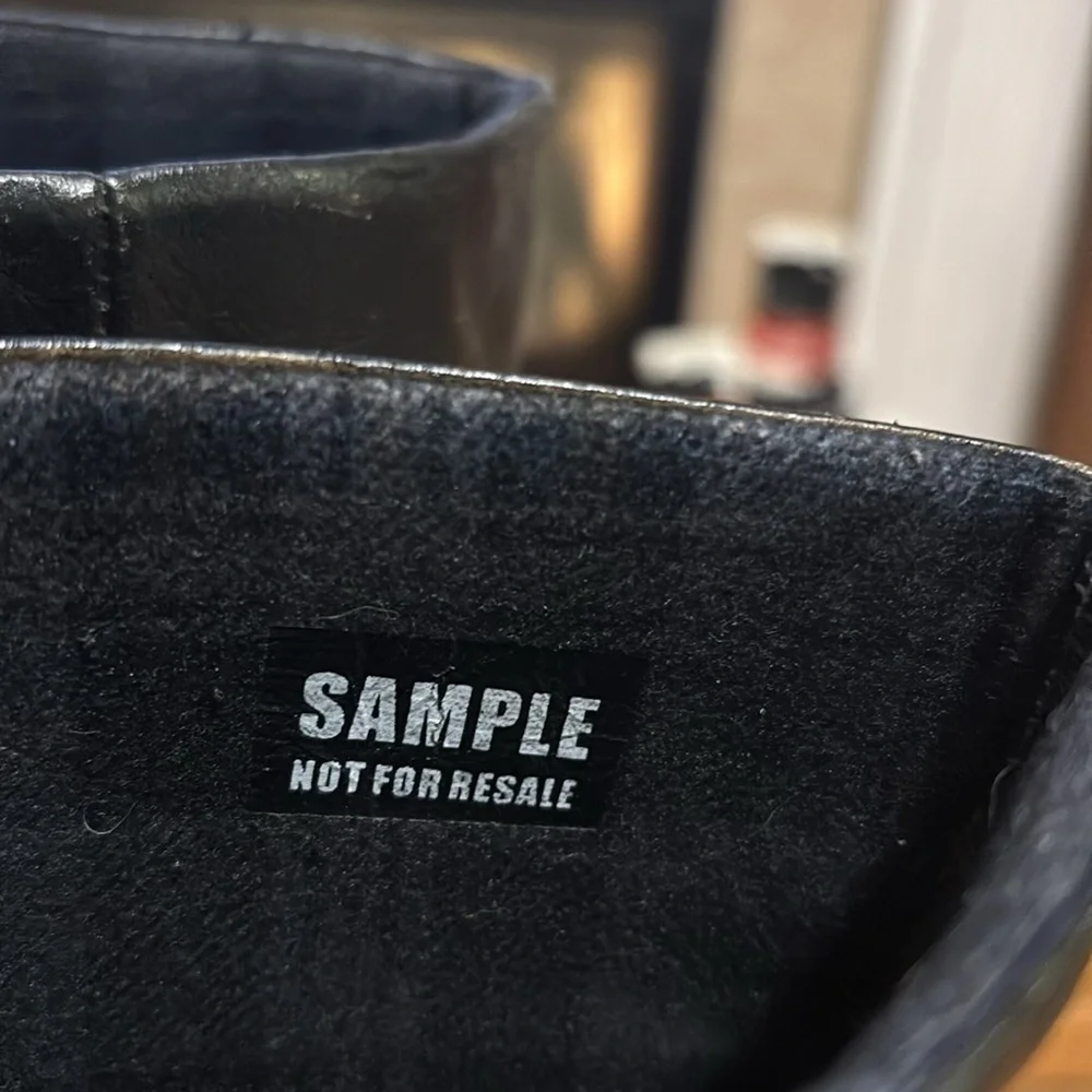 Keen wedge sample boot, black pull on